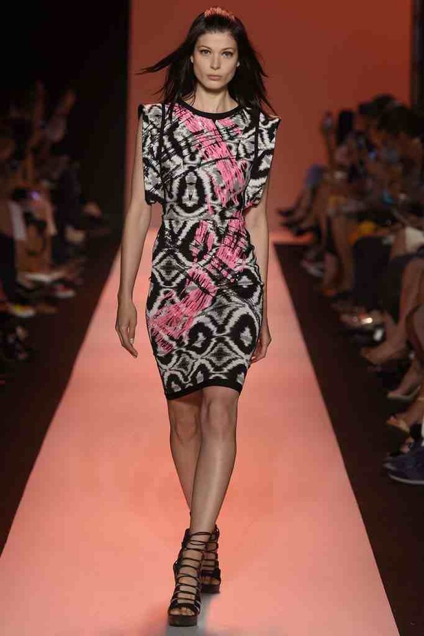 ربيع HERVE LEGER: أناقة مثيرة وحازمة