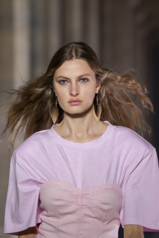 عرض أزياء ايزابيل ماران ISABEL MARANT لربيع وصيف 2021 خلال أسبوع الموضة في باريس