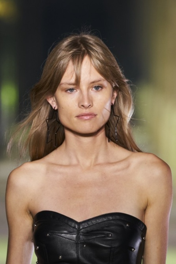 عرض أزياء ايزابيل ماران ISABEL MARANT لربيع وصيف 2021 خلال أسبوع الموضة في باريس