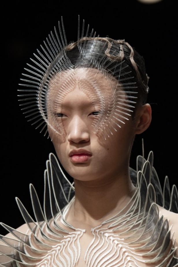 عرض ازياء haute couture من Iris Van Herpen لربيع وصيف 2020