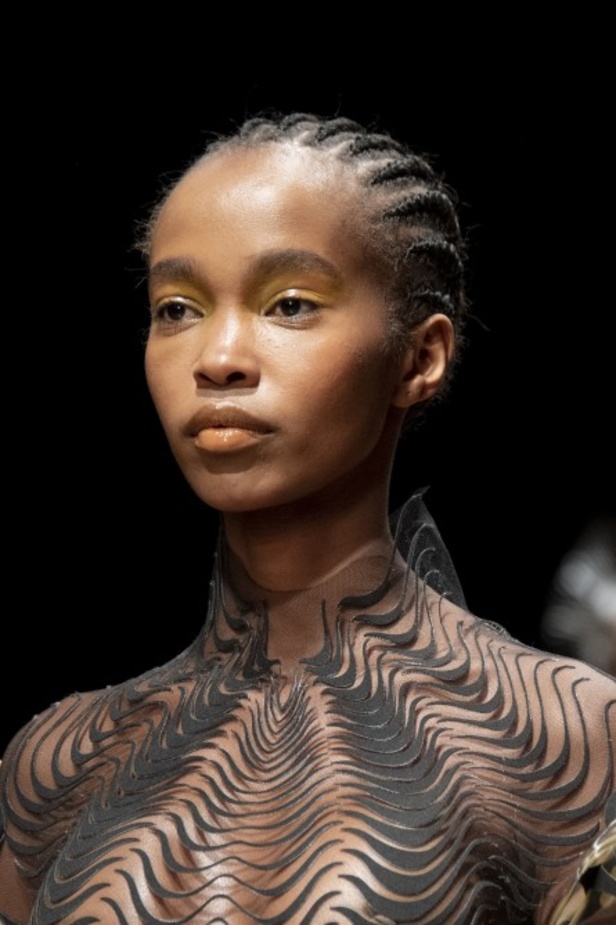 عرض ازياء haute couture من Iris Van Herpen لربيع وصيف 2020