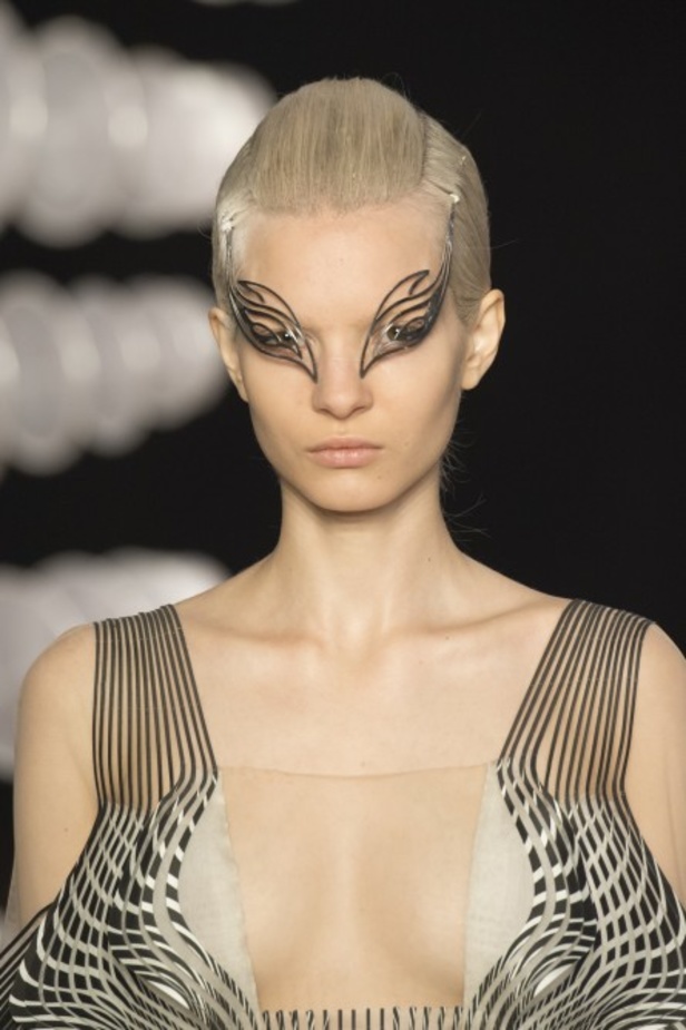 مجموعة Iris Van Herpen للأزياء الفاخرة لخريف وشتاء 2020