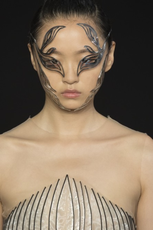 مجموعة Iris Van Herpen للأزياء الفاخرة لخريف وشتاء 2020