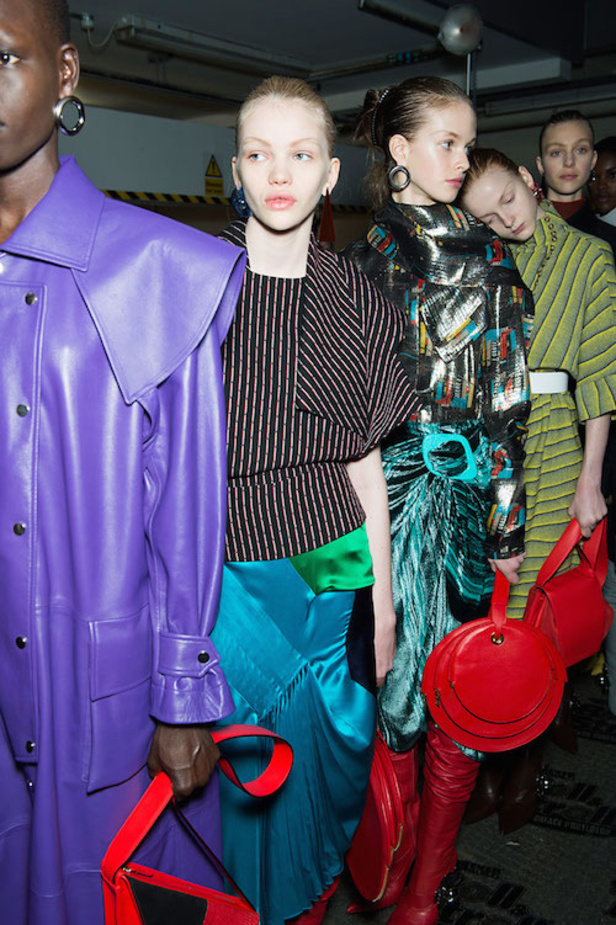 "J.W.Anderson".... صخب الثمانيّات بجرأة وتفرّد