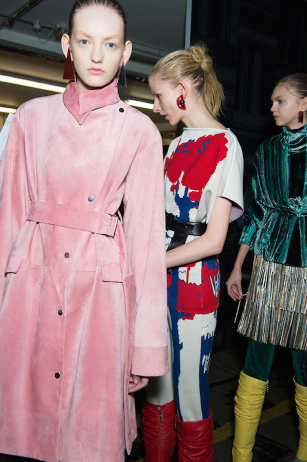 "J.W.Anderson".... صخب الثمانيّات بجرأة وتفرّد