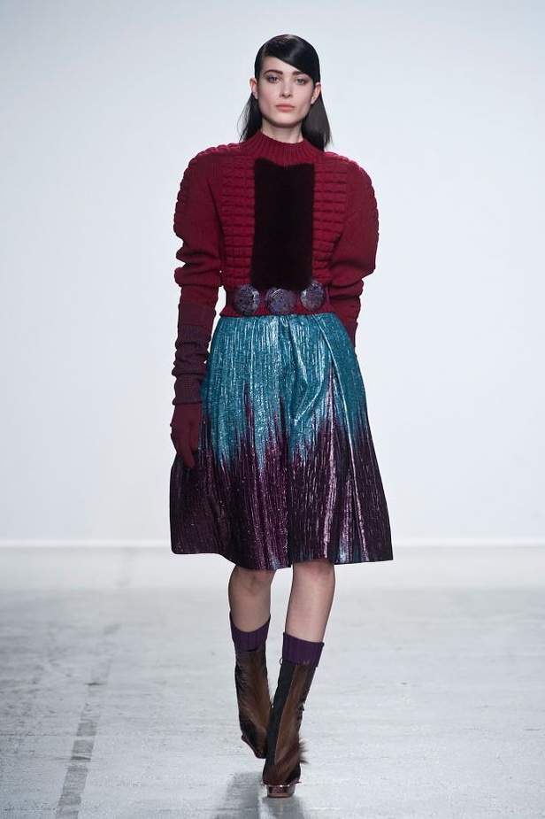 John Galliano: إبهار في الأقمشة والطبعات