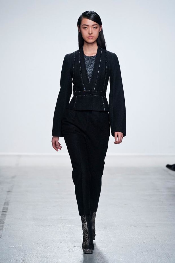 John Galliano: إبهار في الأقمشة والطبعات