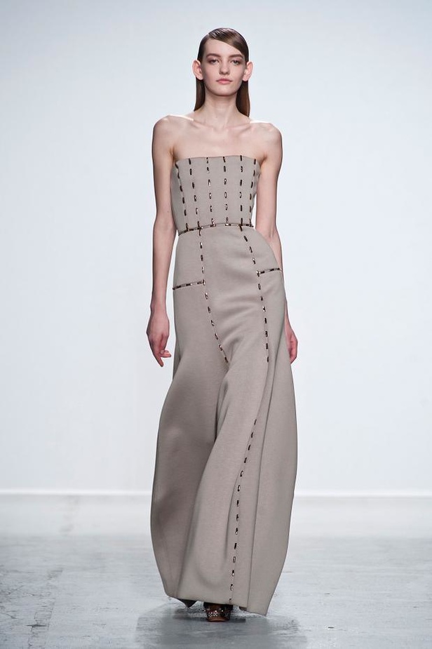 John Galliano: إبهار في الأقمشة والطبعات