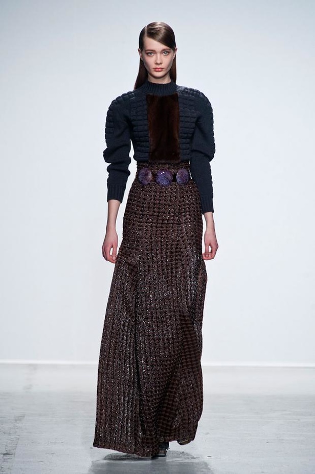 John Galliano: إبهار في الأقمشة والطبعات