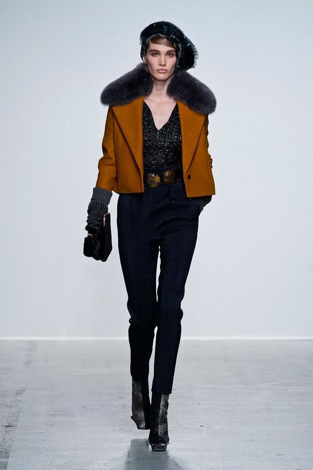 John Galliano: إبهار في الأقمشة والطبعات