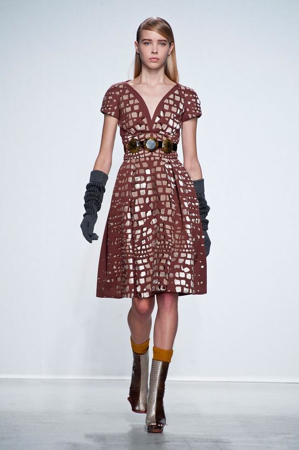 John Galliano: إبهار في الأقمشة والطبعات