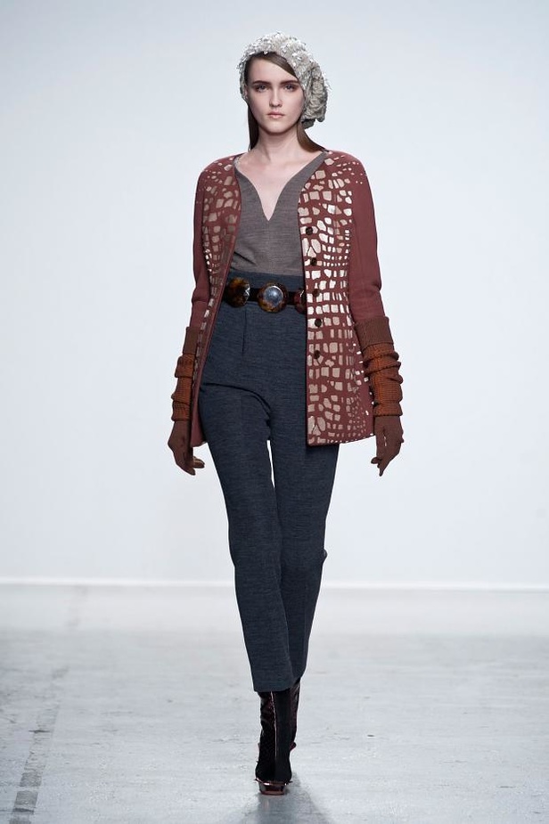 John Galliano: إبهار في الأقمشة والطبعات