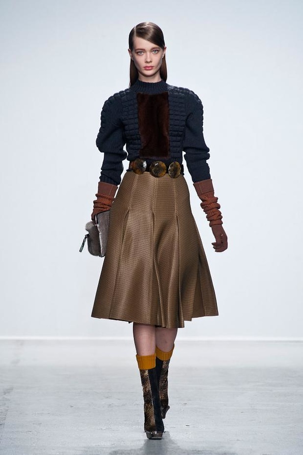 John Galliano: إبهار في الأقمشة والطبعات