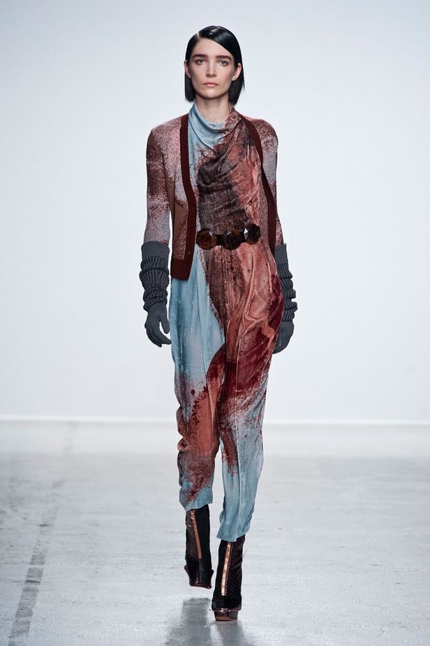 John Galliano: إبهار في الأقمشة والطبعات