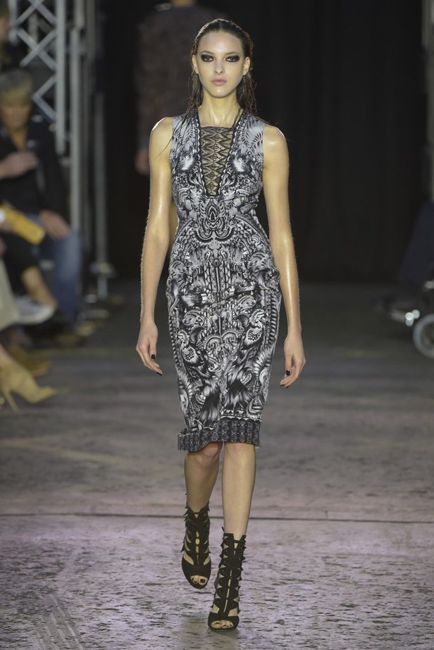 مجموعة Julien Macdonald لربيع و صيف 2016