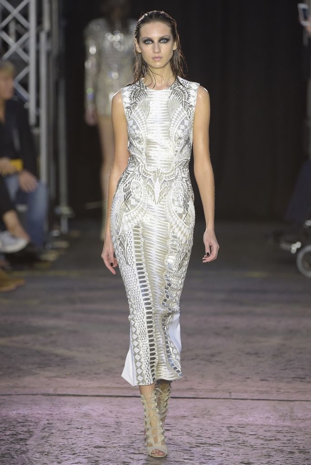 مجموعة Julien Macdonald لربيع و صيف 2016