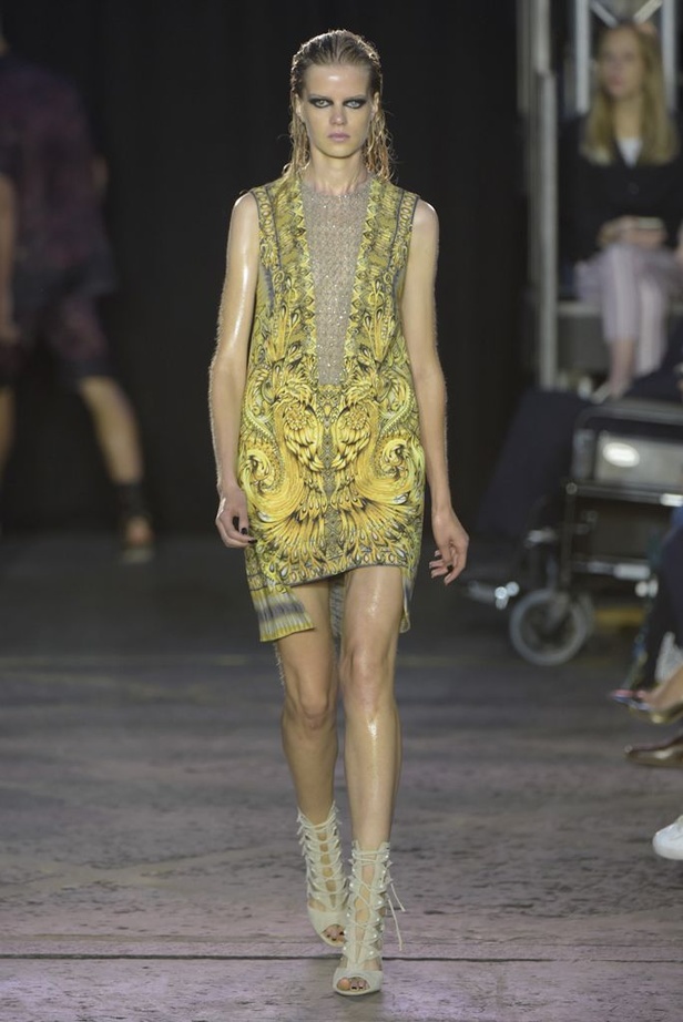 مجموعة Julien Macdonald لربيع و صيف 2016