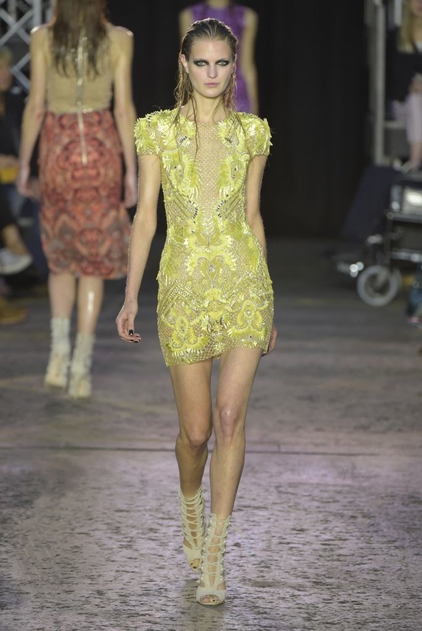 مجموعة Julien Macdonald لربيع و صيف 2016