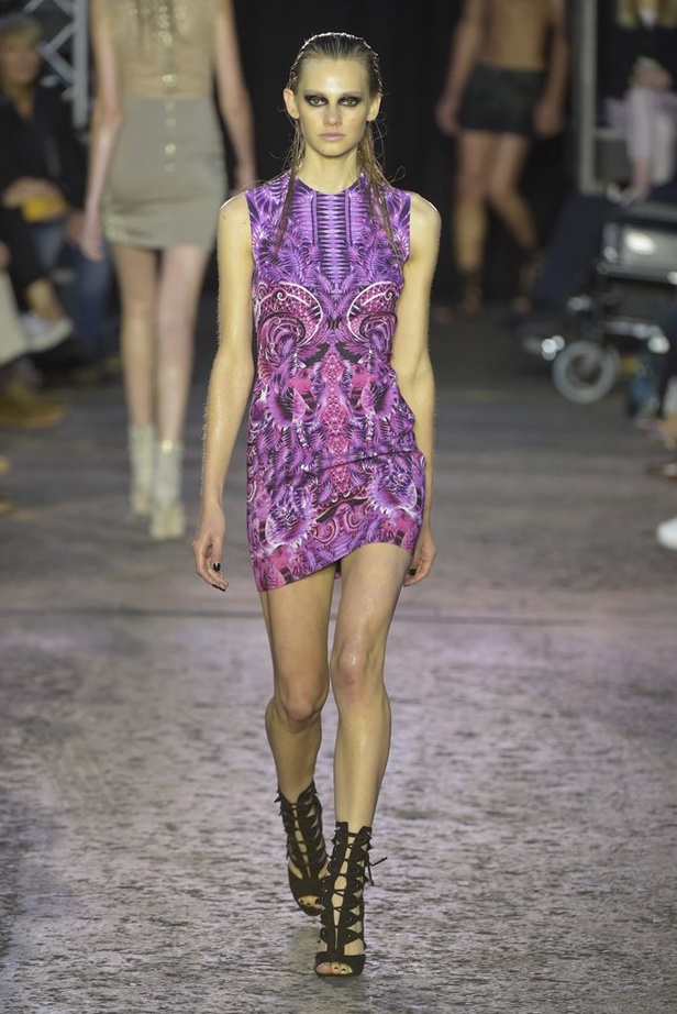 مجموعة Julien Macdonald لربيع و صيف 2016