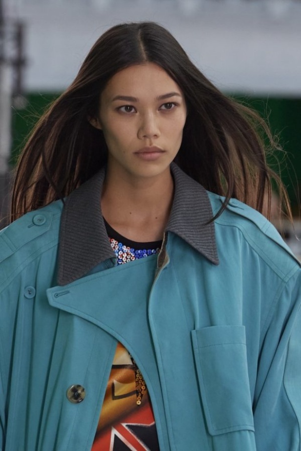 عرض ازياء Louis Vuitton من أسبوع الموضة في باريس لربيع وصيف 2021