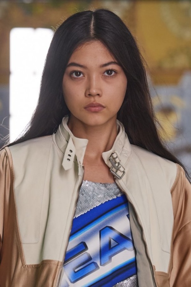 عرض ازياء Louis Vuitton من أسبوع الموضة في باريس لربيع وصيف 2021