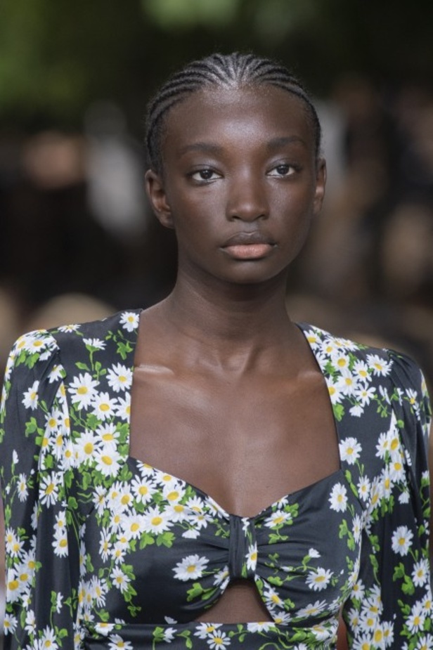 أسبوع الموضة في نيويورك 2019 .. عرض أحدث موديلات شنط Michael Kors