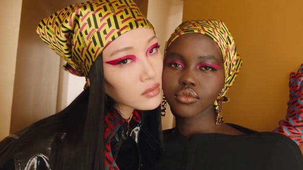 دار فيرساتشي تعيد جيجي حديد إلى عالم الأزياء ومجموعة خريف وشتاء 2021 تضجّ ثقة وأناقة