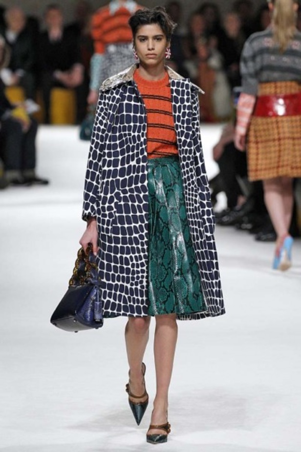 تألقي جمالاً مع مجموعة الأزياء الرائعة من Miu Miu