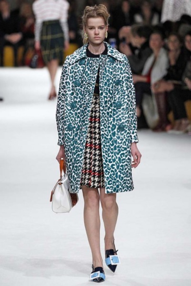 تألقي جمالاً مع مجموعة الأزياء الرائعة من Miu Miu