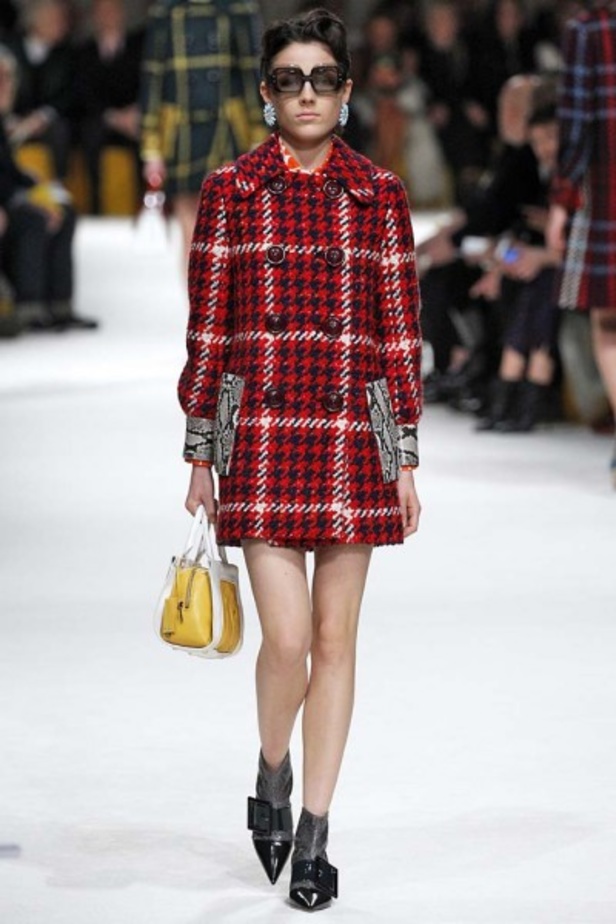 تألقي جمالاً مع مجموعة الأزياء الرائعة من Miu Miu