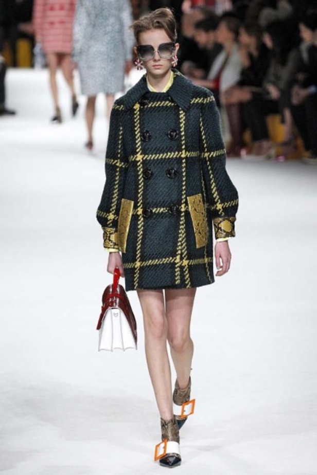 تألقي جمالاً مع مجموعة الأزياء الرائعة من Miu Miu