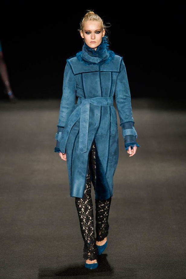 Monique Lhuillier تُعيد جمال الكروشيه والزخرفات الملوّنة