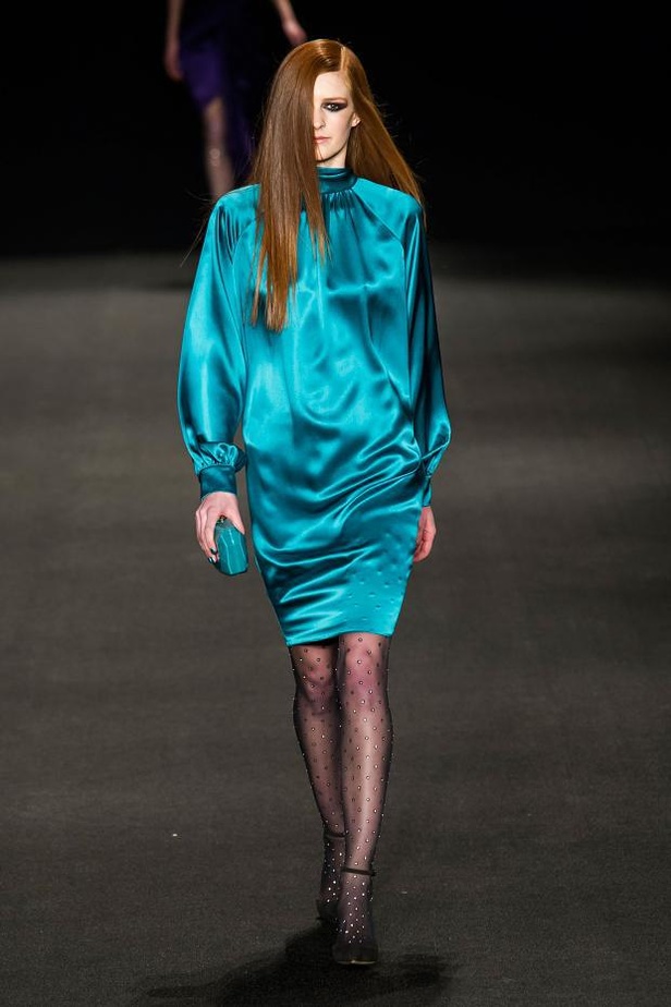 Monique Lhuillier تُعيد جمال الكروشيه والزخرفات الملوّنة