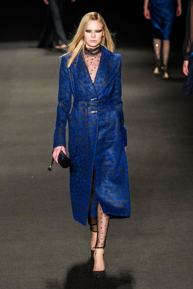 Monique Lhuillier تُعيد جمال الكروشيه والزخرفات الملوّنة