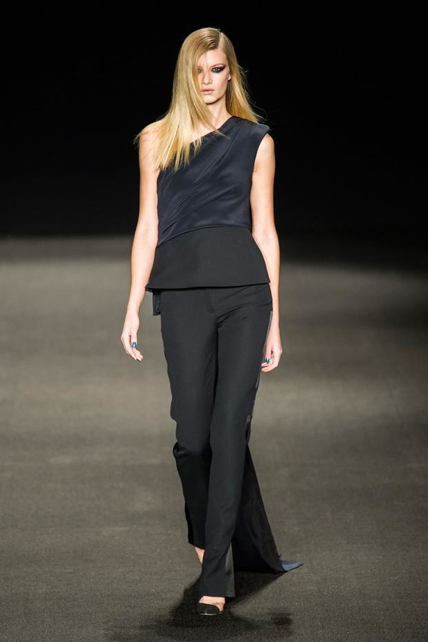 Monique Lhuillier تُعيد جمال الكروشيه والزخرفات الملوّنة