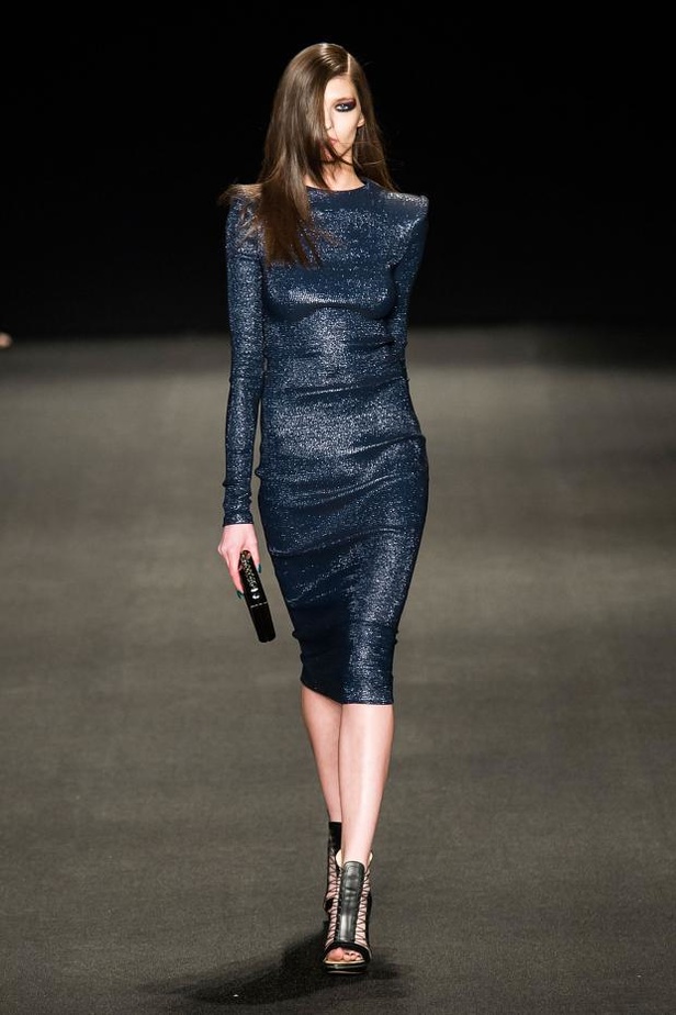 Monique Lhuillier تُعيد جمال الكروشيه والزخرفات الملوّنة