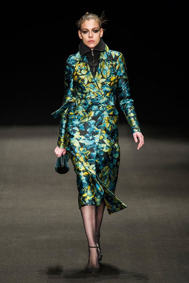 Monique Lhuillier تُعيد جمال الكروشيه والزخرفات الملوّنة