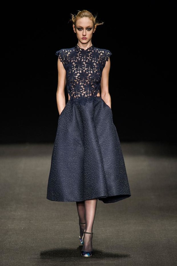 Monique Lhuillier تُعيد جمال الكروشيه والزخرفات الملوّنة