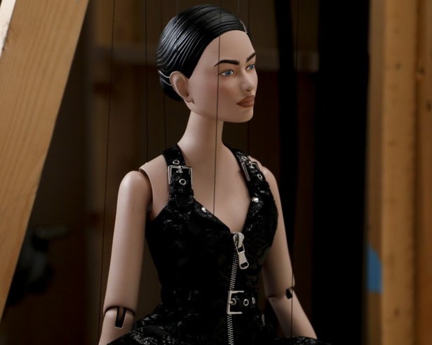 عرض أزياء مجموعة MOSCHINO لربيع وصيف 2021 في أسبوع الموضة في ميلانو