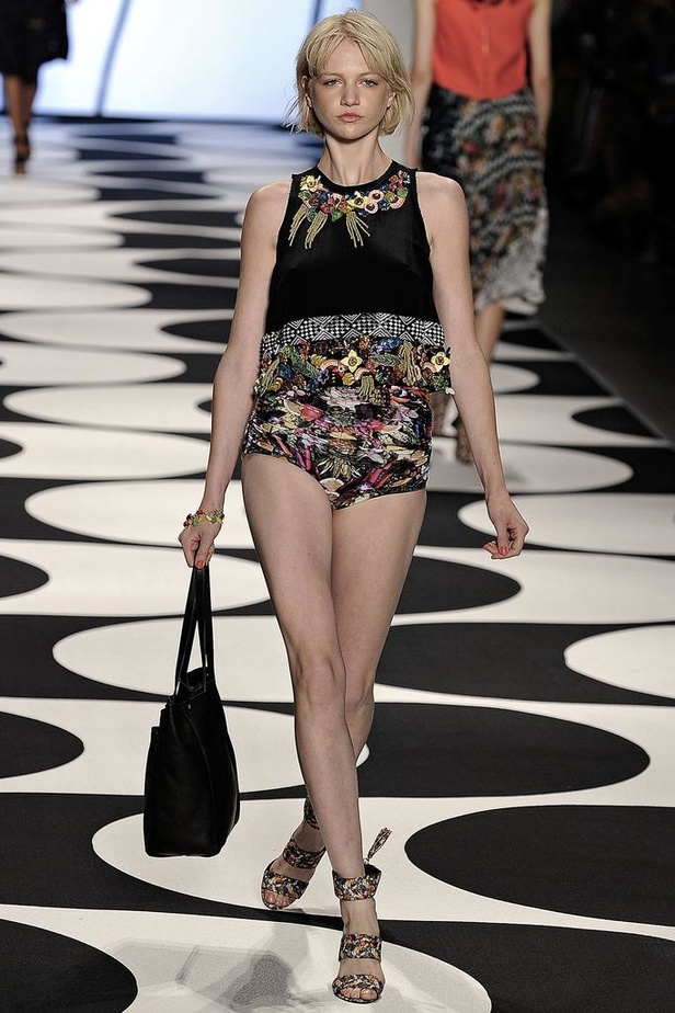 Nicole Miller : تمايلي على أنغام الكوباكابانا..