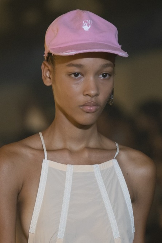 عرض مجموعة Off white بحس رياضي فاخر 