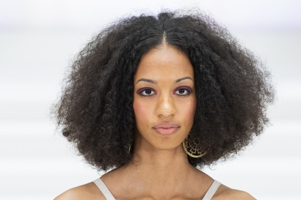 اسبوع الموضة في لندن 2019  أزياء PAUL COSTELLO الجاهزة لربيع وصيف 2020