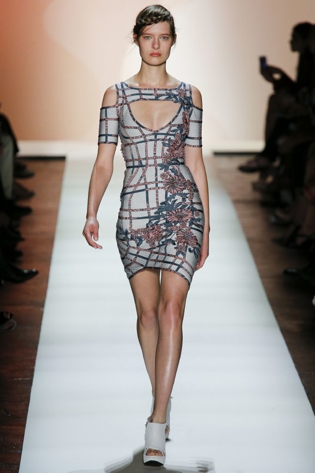 قصّات هندسية في أزياء Herve Leger