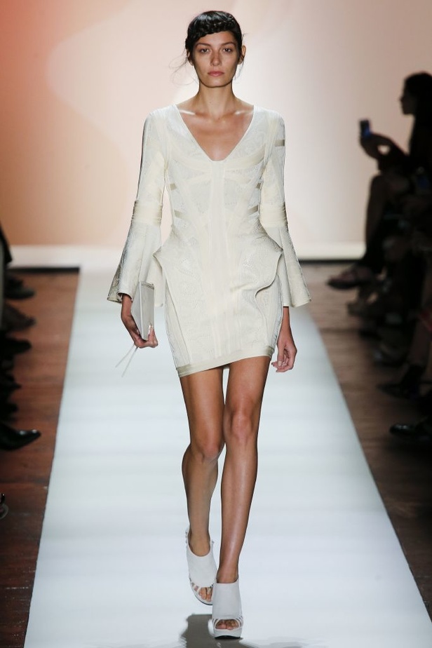 قصّات هندسية في أزياء Herve Leger