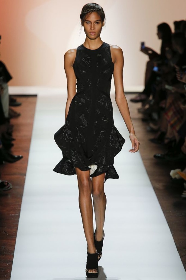 قصّات هندسية في أزياء Herve Leger