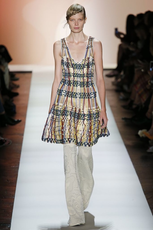 قصّات هندسية في أزياء Herve Leger