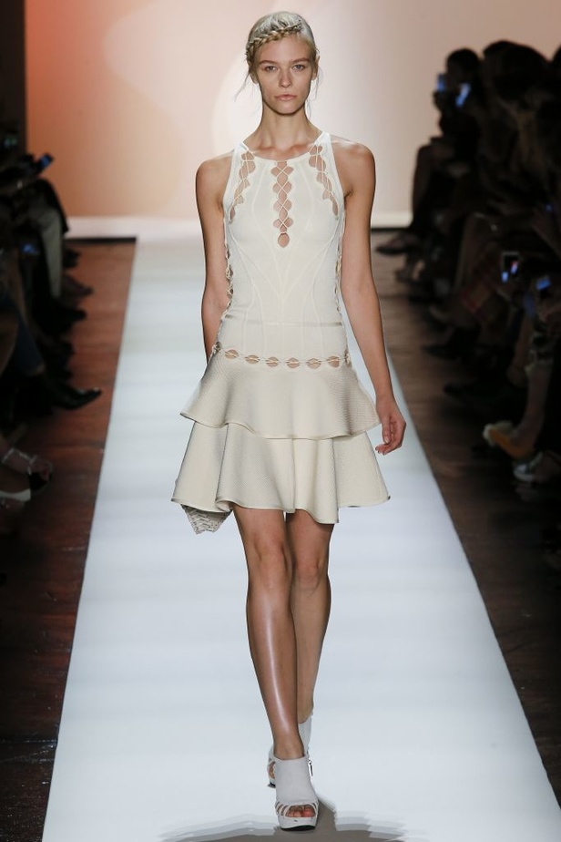 قصّات هندسية في أزياء Herve Leger