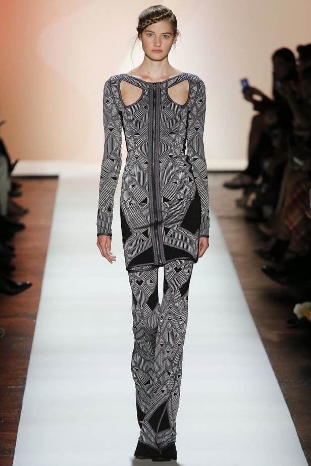 قصّات هندسية في أزياء Herve Leger