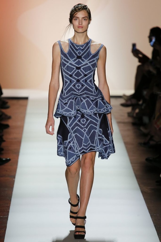 قصّات هندسية في أزياء Herve Leger