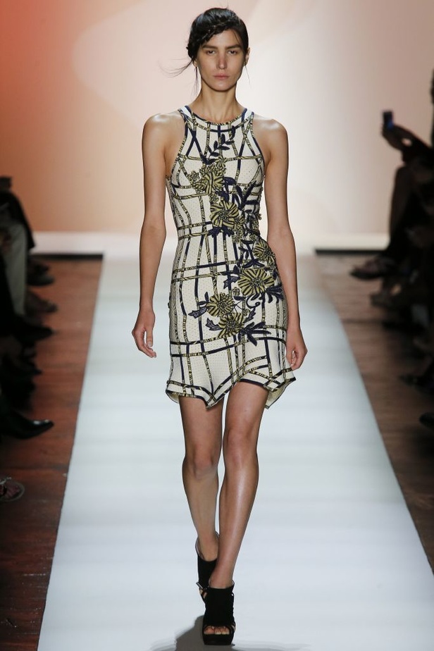 قصّات هندسية في أزياء Herve Leger